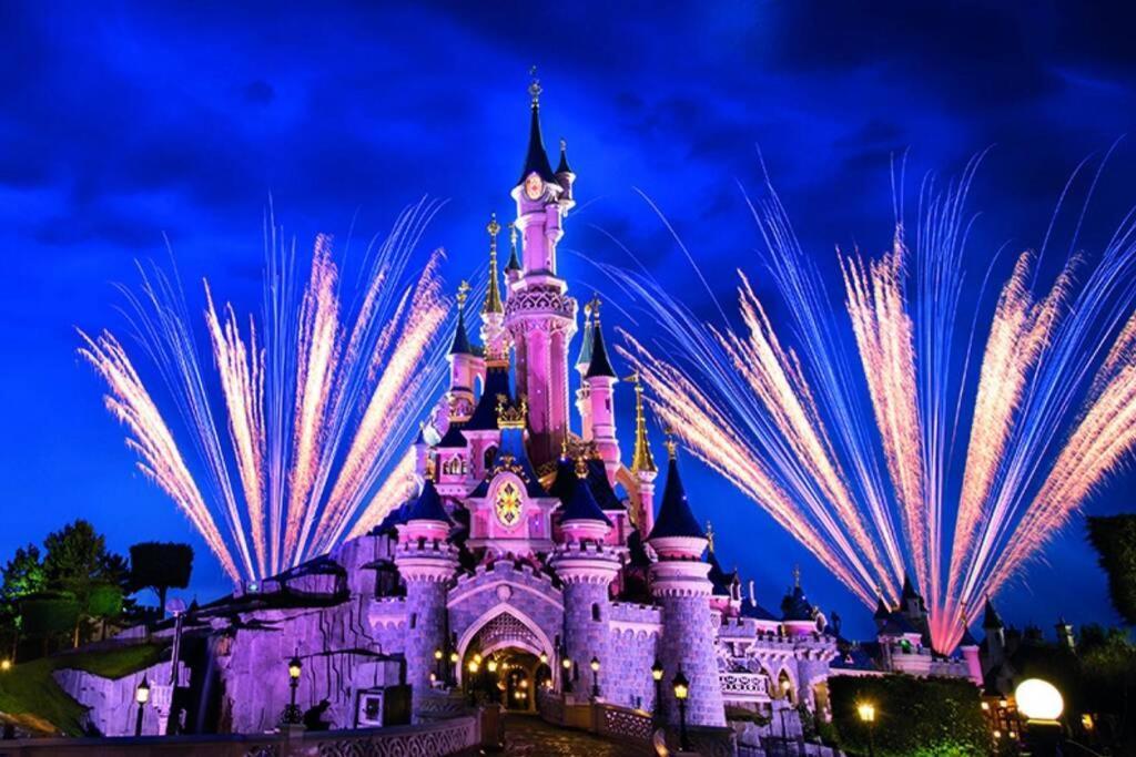 Standing In Disneyland * Chalifert